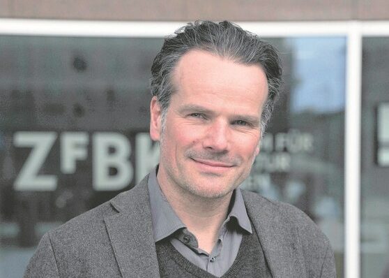 Porträtfoto von Professor Jörg Rainer Noennig